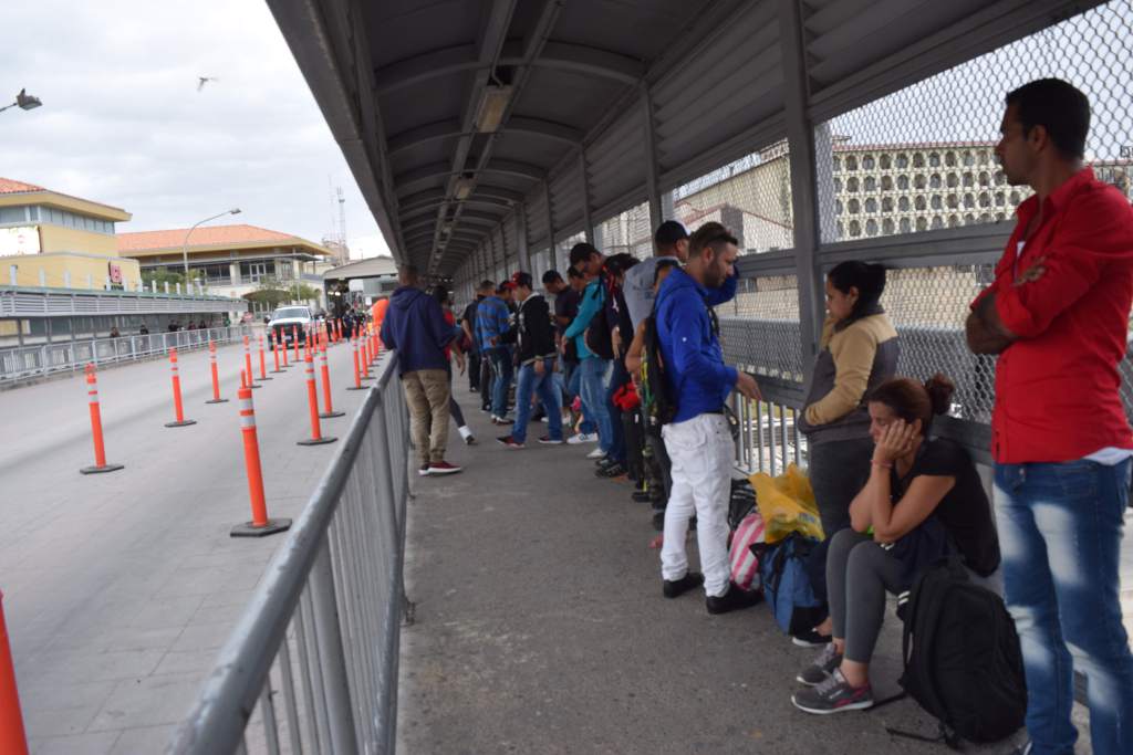 Desde el puente que divide el territorio mexicano y el estadounidense cientos de cubanos esperan a diario porque aparezca una solución que beneficie su situación migratoria