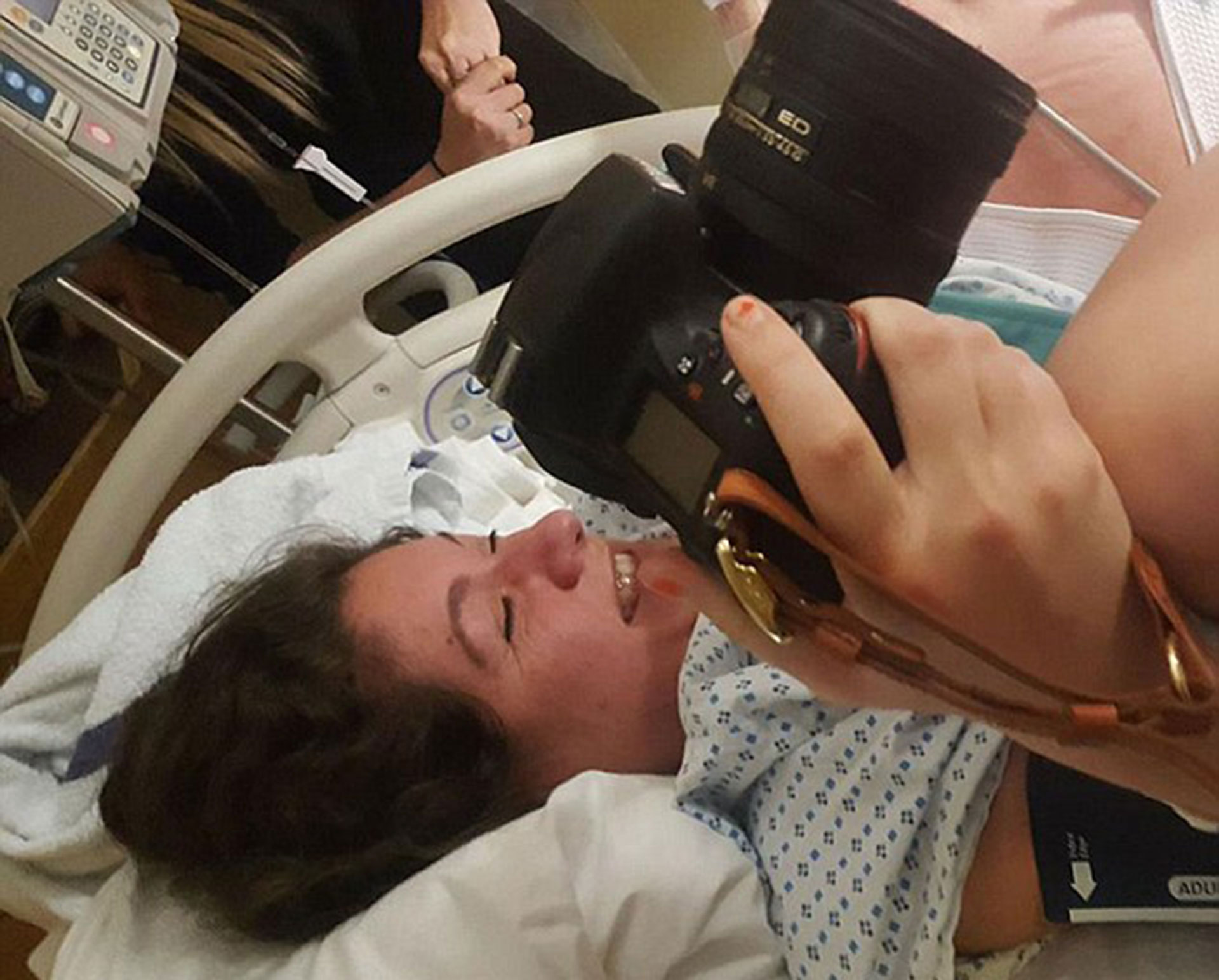 Lauren Chenault con su cámara, segundos antes de que su hijo naciera. Capturó el momento más mágico de su vida