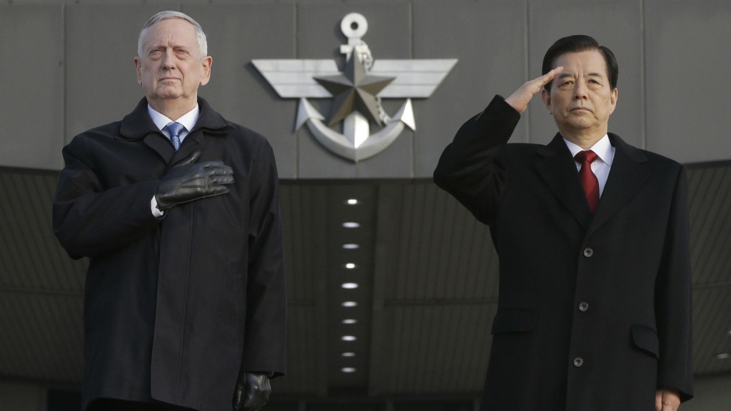 El secretario de Defensa de EEUU James Mattis junto con su par de Corea del Sur Han Min Koo este viernes en Seúl (AP)