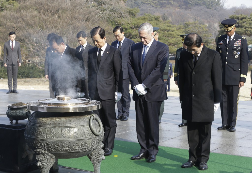 Otro momento de la visita de James Mattis en Corea del Sur (AP)
