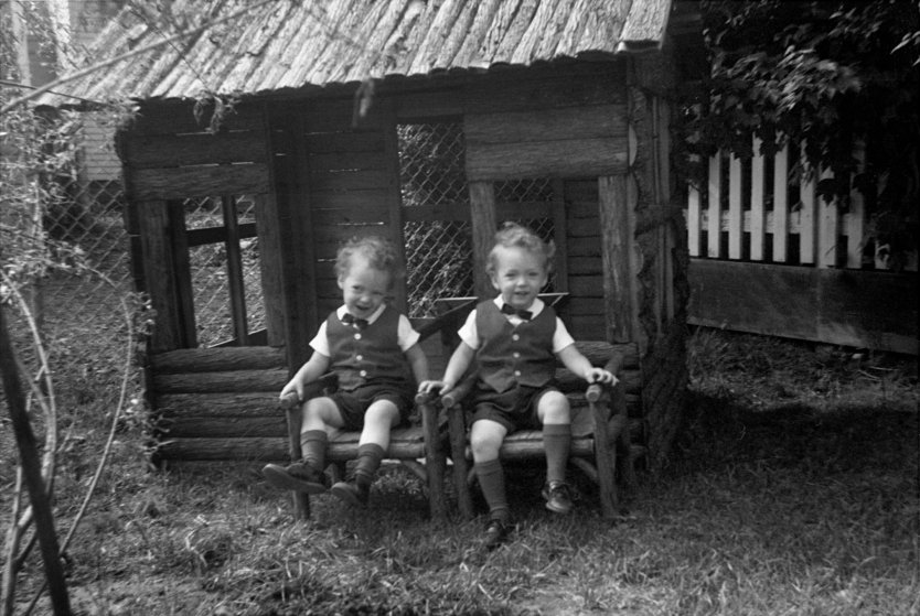 Mark y Scott Kelly con tan sólo un año en junio de 1966