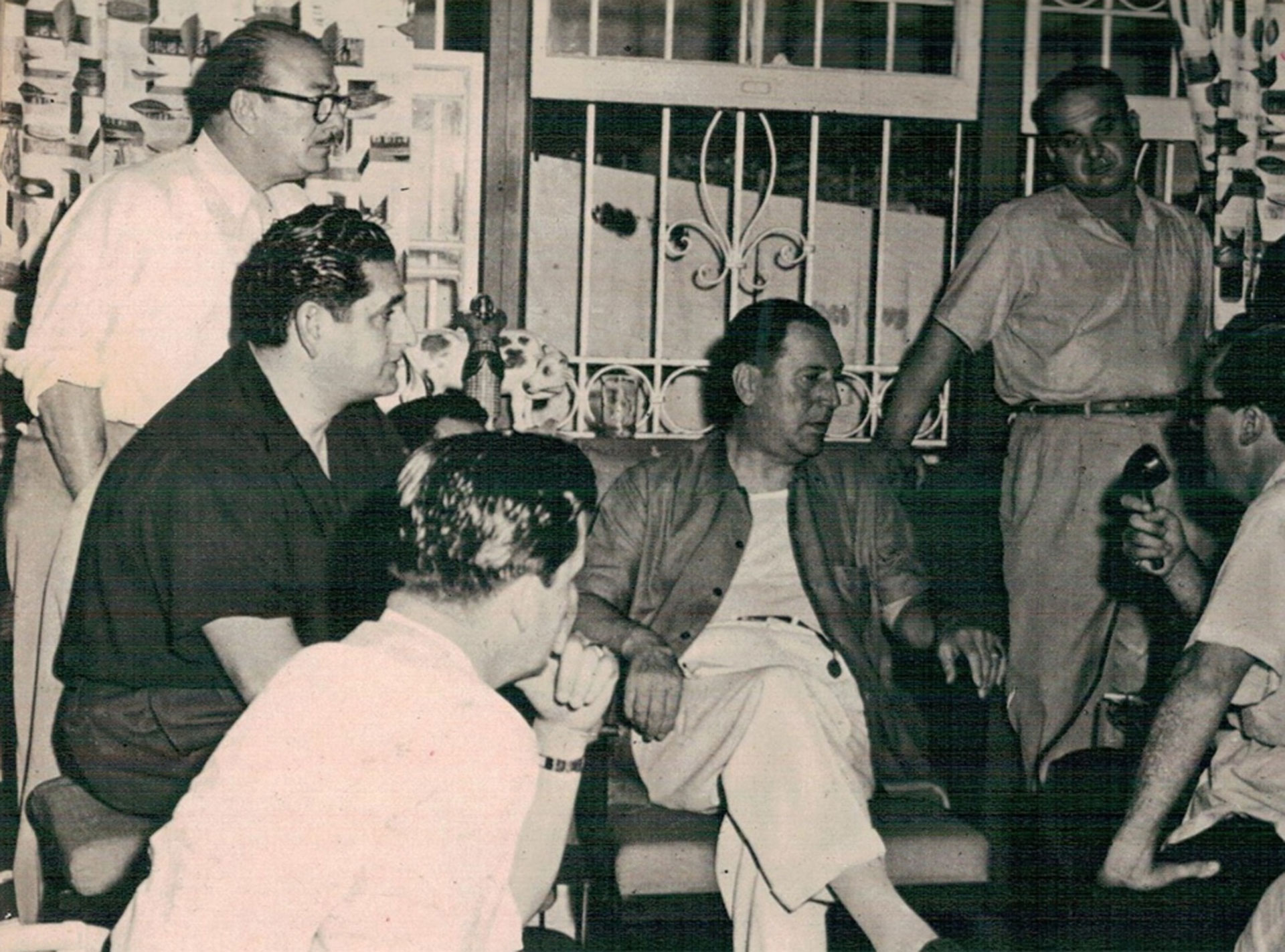 Perón con periodistas en su casa de Colón, Panamá