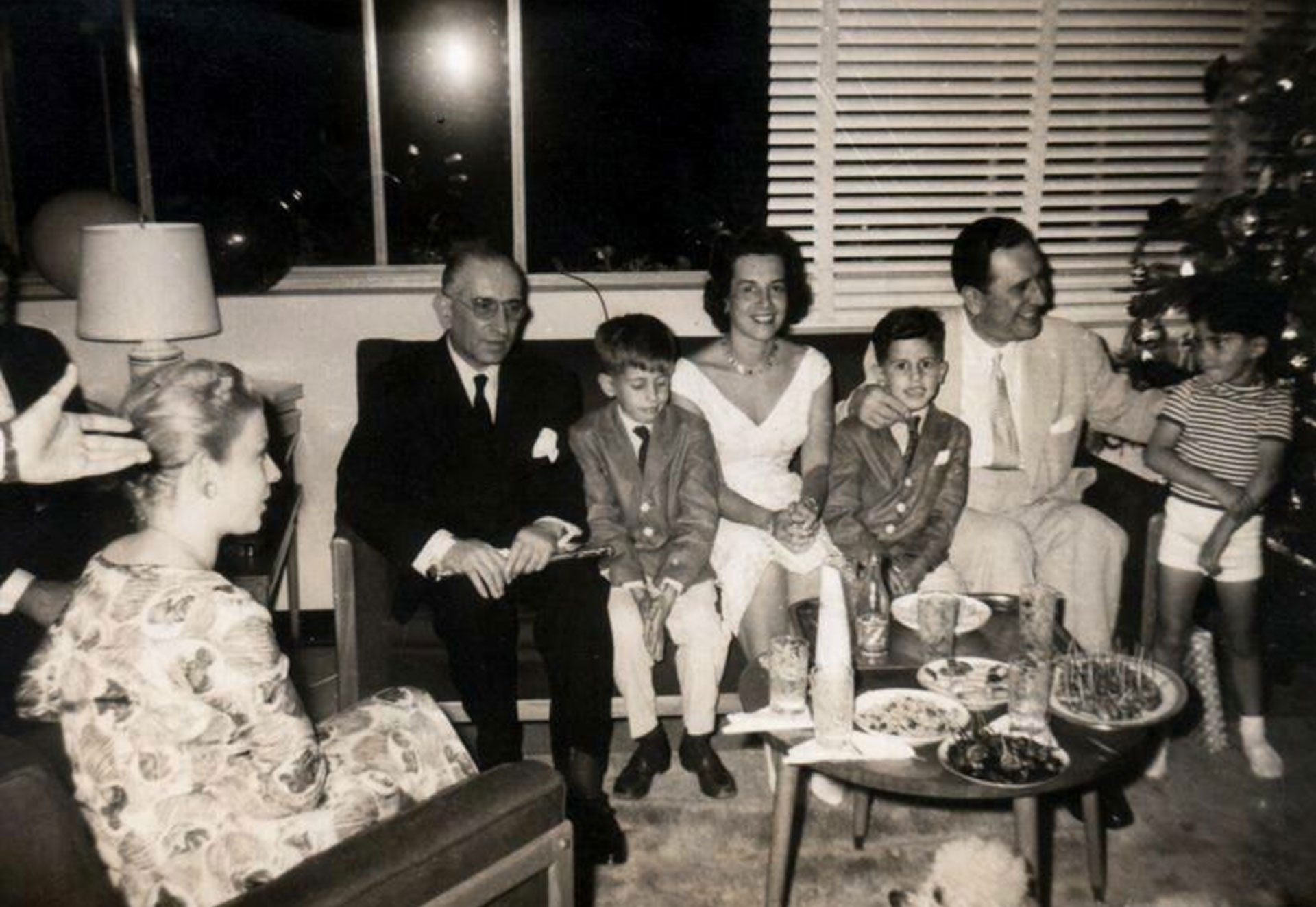 Navidad de 1957. Isabel y Perón reciben en su casa al ex ministro del Interior Angel Borlenghi y la señora de González Torrado y sus hijos (del álbum familiar de González Bunster)