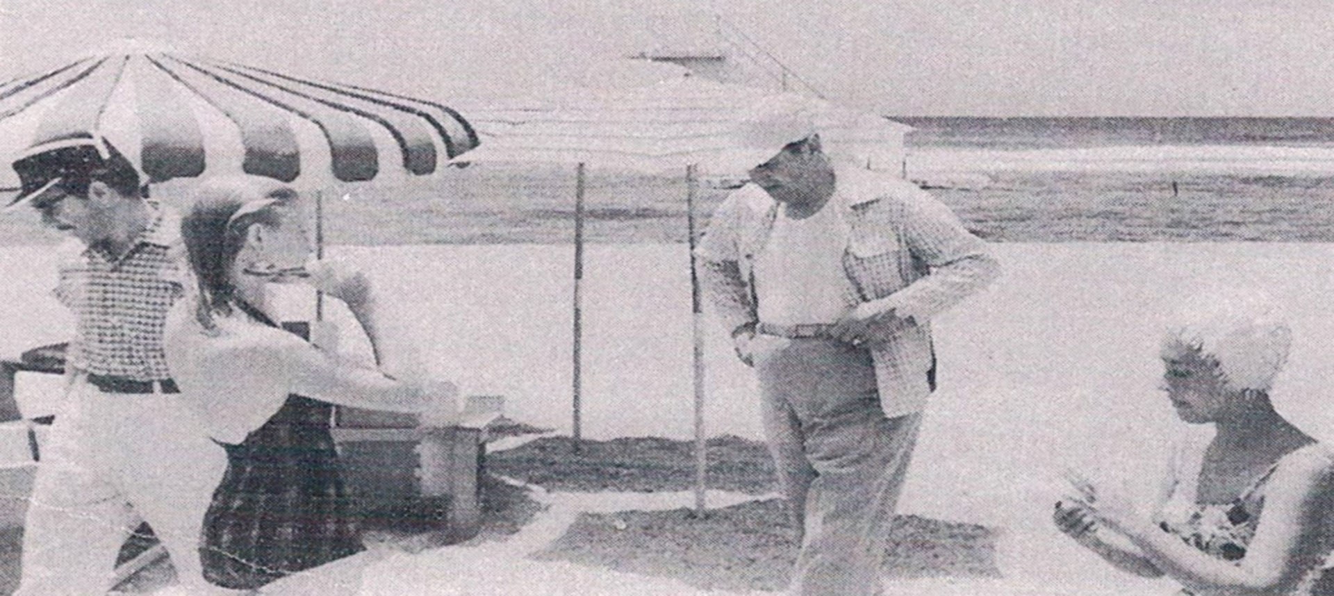Roberto Galán, Isabel, Perón y Cora González Torrado en una playa dominicana (del álbum familiar de la familia González Bunster)
