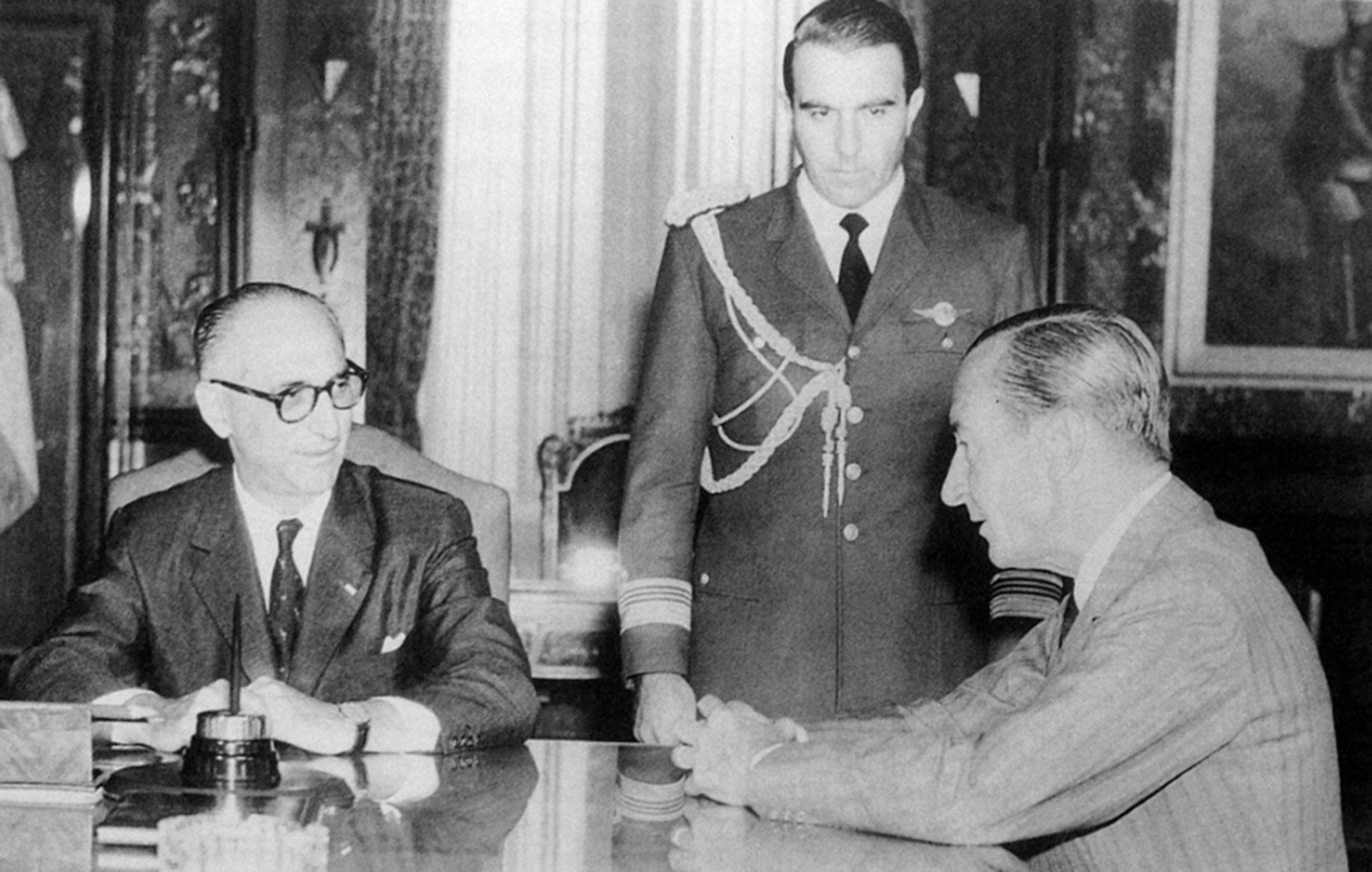 El ex presidente de facto Pedro Eugenio Aramburu se reunió con Arturo Frondizi en una gestión mediadora que fracasó