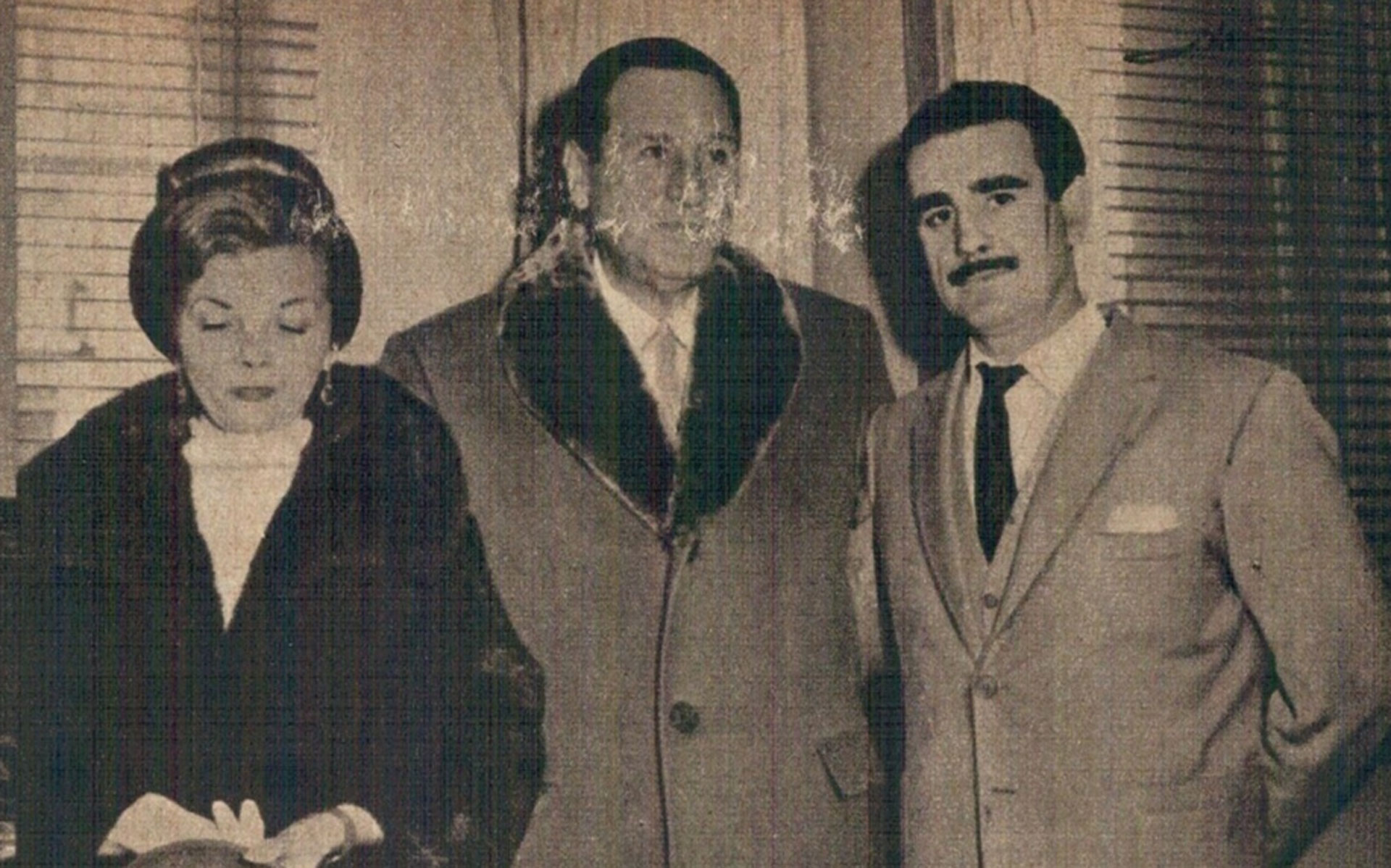 Isabel y Perón con el dirigente sindical textil Laholaberry después de su operación