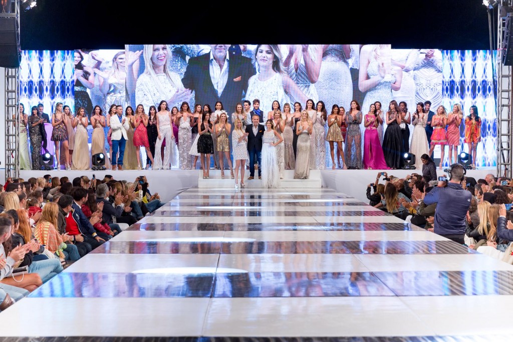 Guillermo Azar junto a las modelos, en el cierre del desfile