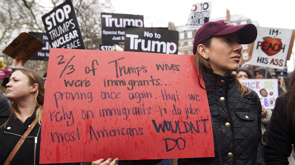 Más de 1,8 millones de personas han firmado una petición en línea para que la visita de Trump no sea una visita de Estado (AFP)