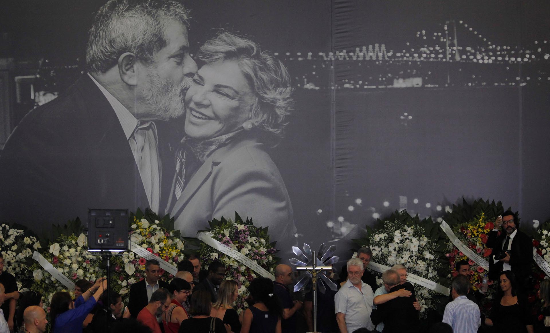 El jueves en la noche, el presidente conservador Michel Temer fue a dar el pésame al exmandatario al hospital Sirio Libanés, igual que lo había hecho horas antes el expresidente Fernando Henrique Cardoso, rival político durante años de Lula