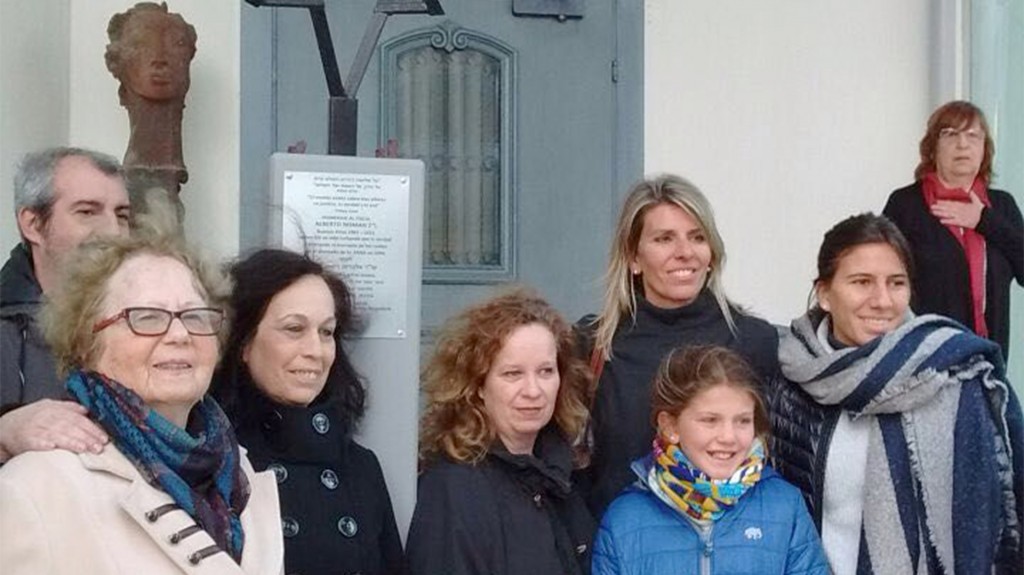Arroyo Salgado y sus hijas, junto al monumento en homenaje a Nisman, en Naharia