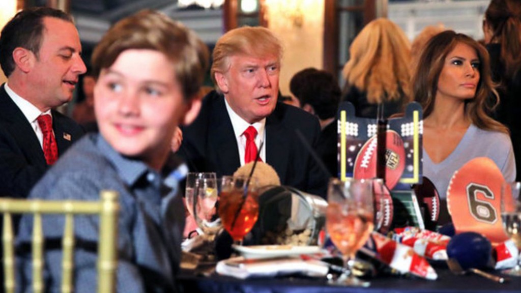 El presidente de Estados Unidos y su esposa siguen el partido en el Trump International Golf Club de West Palm Beach, Florida (@UniNoticias)