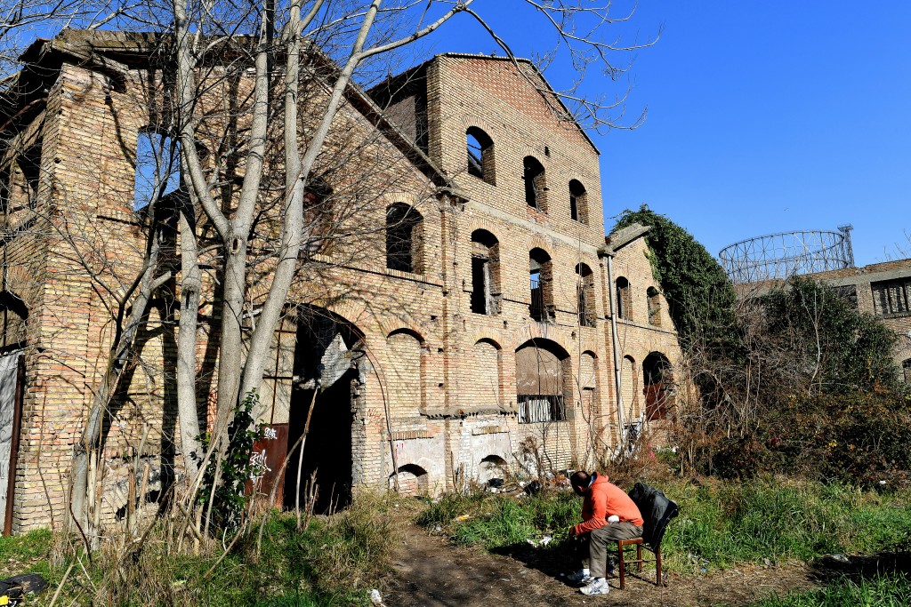 La entrada a Mira Lanza, la fábrica abandonada convertida a la vez en museo – galería de Seth y hogar de refugiados (AFP PHOTO / Alberto PIZZOLI)