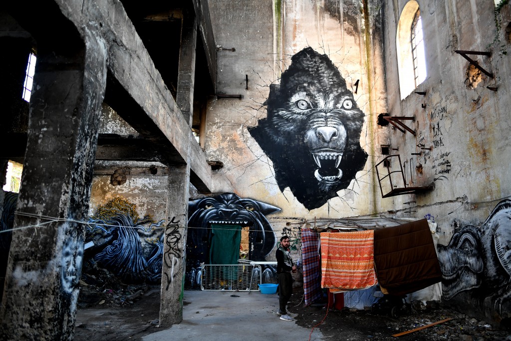 Esta precaria vivienda quedó al pie de un trabajado graffiti de Seth (AFP PHOTO / Alberto PIZZOLI)