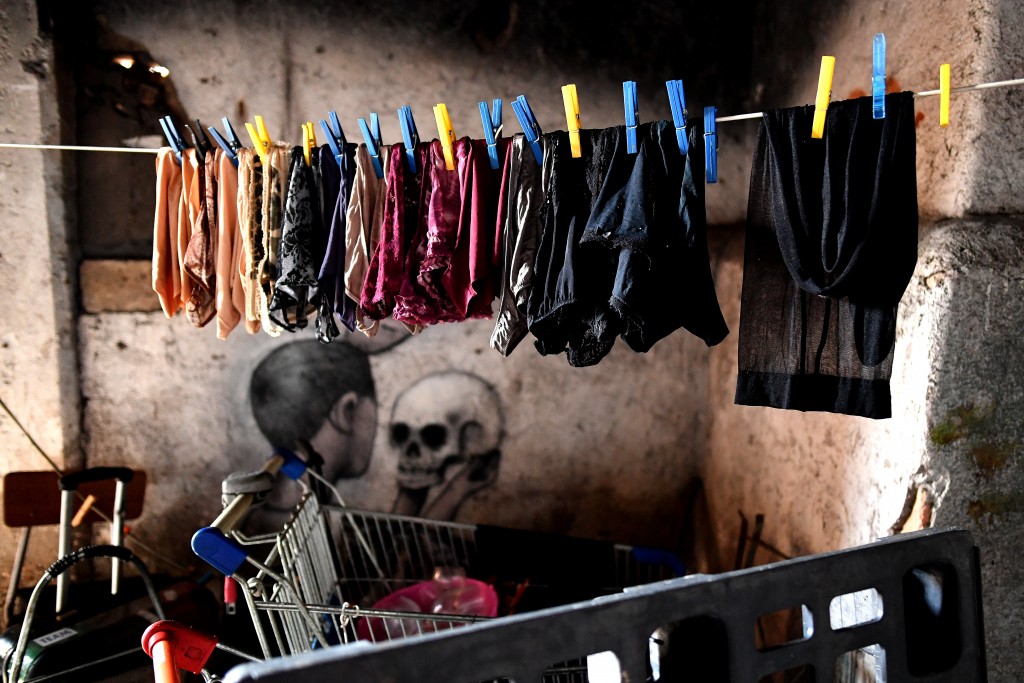 La imagen de un niño migrante y un cráneo que simboliza la presencia diaria de la muerte en sus vidas (AFP/Alberto Pizzoli)