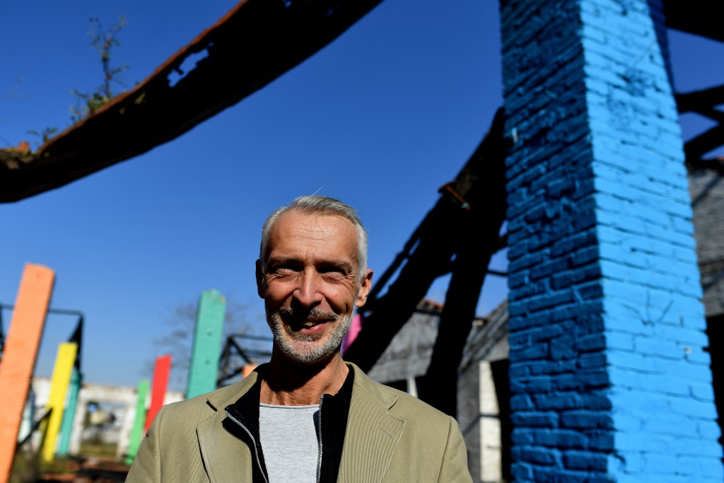 Stefano Antonelli, director de la ONG 999Contemporary, posa cerca de instalación llamada “Palmira” del artista Julien Malland, alias Seth (AFP/Alberto Pizzoli)