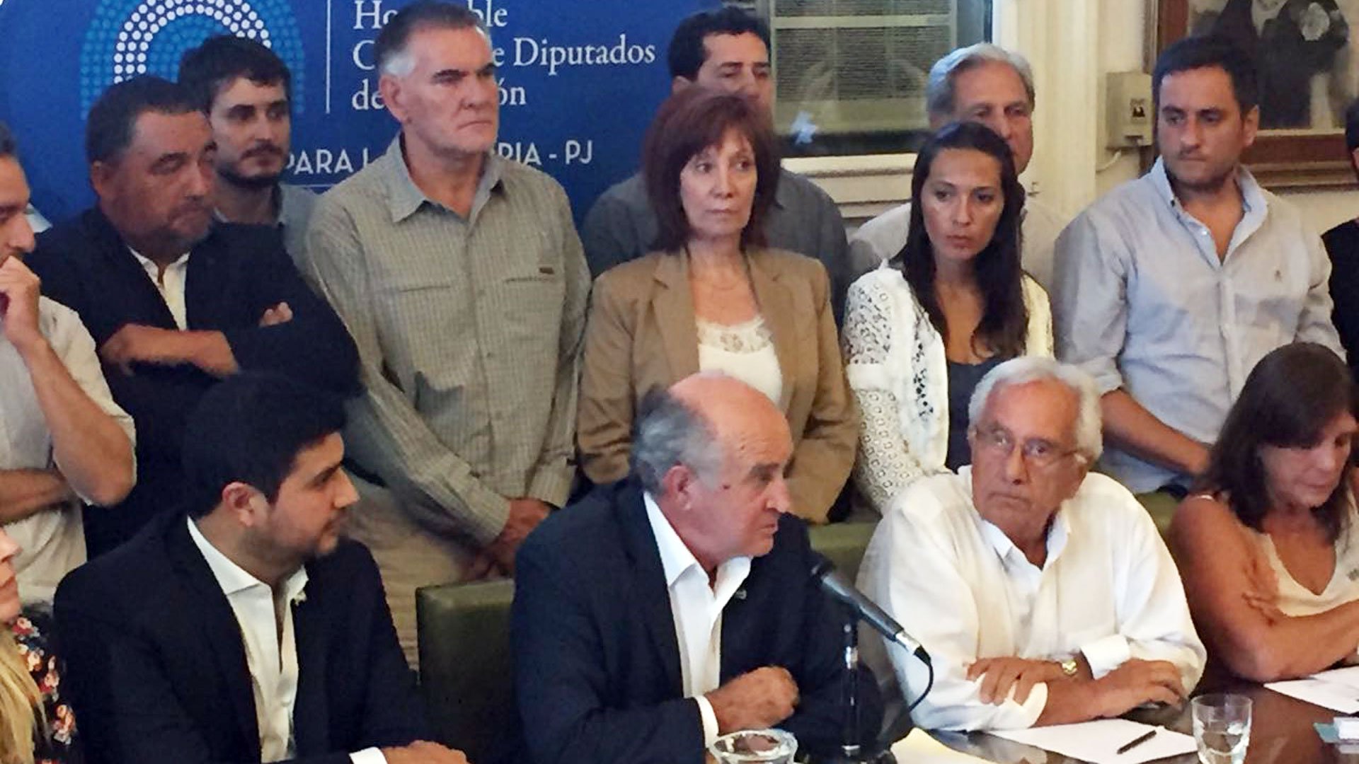 Parrilli dio una conferencia rodeado de legisladores del Frente para la Victoria