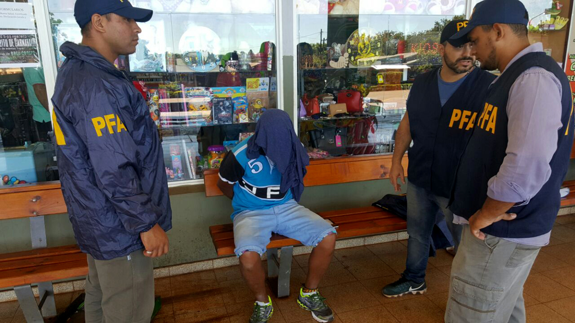Imagen de la detención de Sergio Enriquez (Télam)