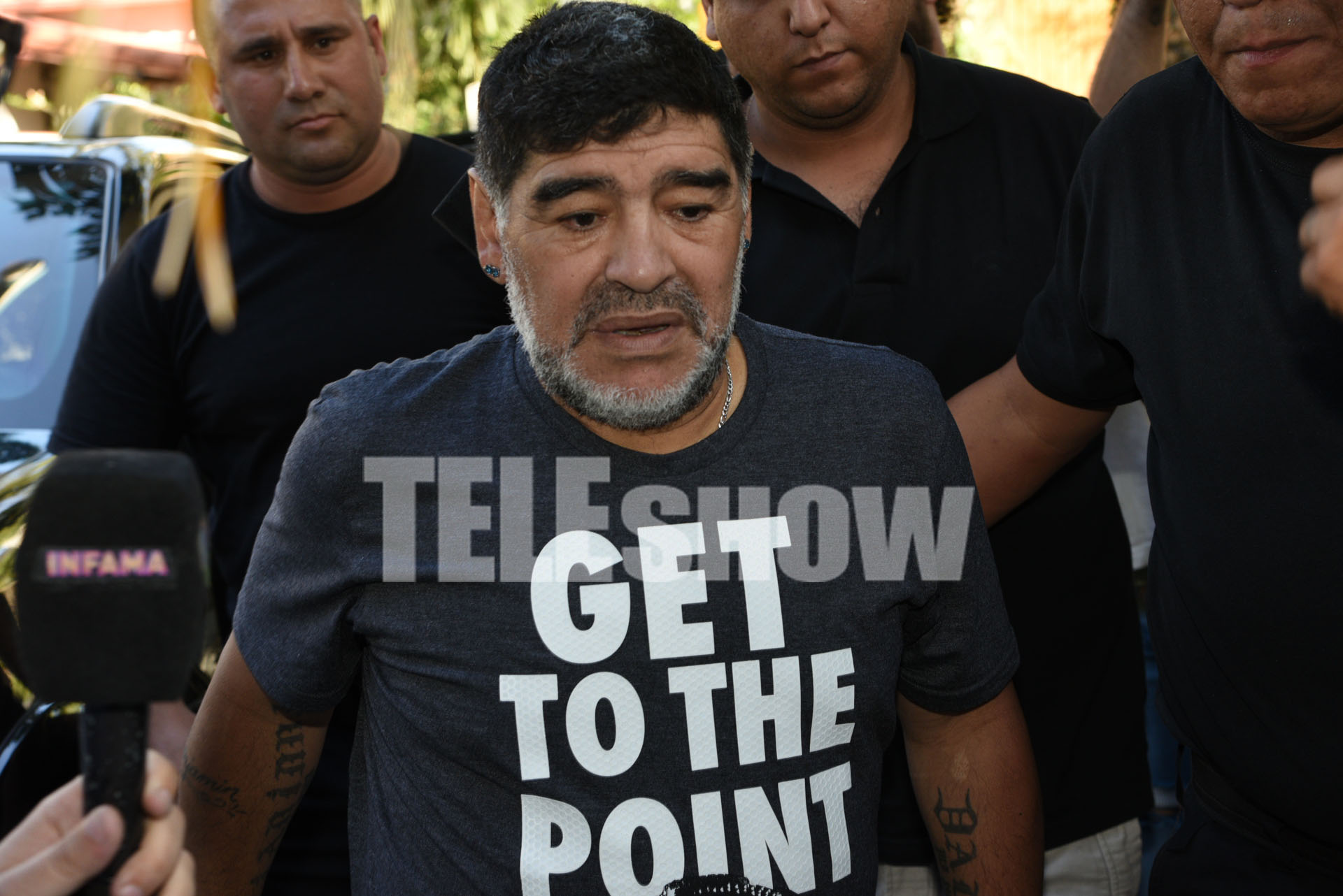 El ex futbolista, junto a sus custodios, en su casa de Villa Devoto