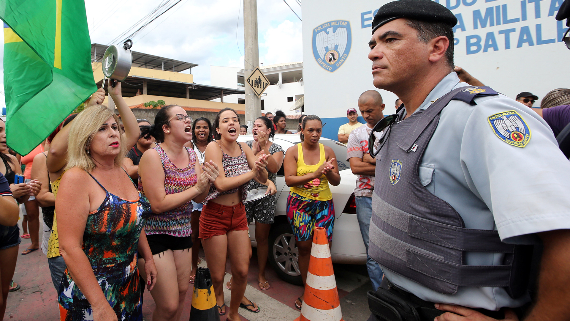 Los familiares de los policías bloquean los cuarteles. Sigue la huelga en Espírito Santo