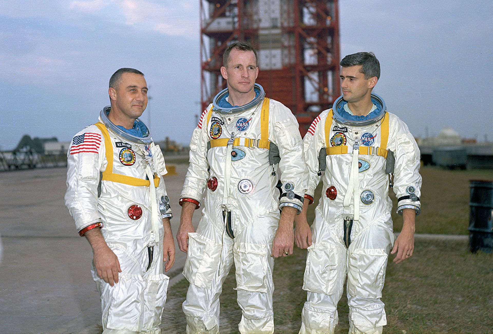 Desde la izquierda, el veterano astronauta Virgil Grissom, el primer caminante espacial estadounidense Ed White y el novato Roger Chaffee en Cabo Kennedy, Florida. Durante una prueba de lanzamiento el 27 de enero de 1967, su cÃ¡psula se incendiÃ³ matando a los tres miembros de la tripulaciÃ³n de Apolo