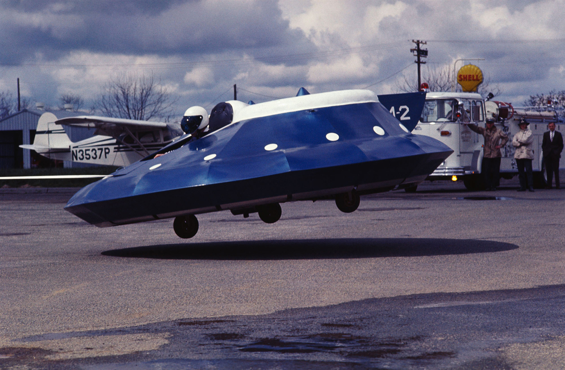 El profesor Paul Moller de la Universidad de California testeando el platillo volador que el mismo inventÃ³.