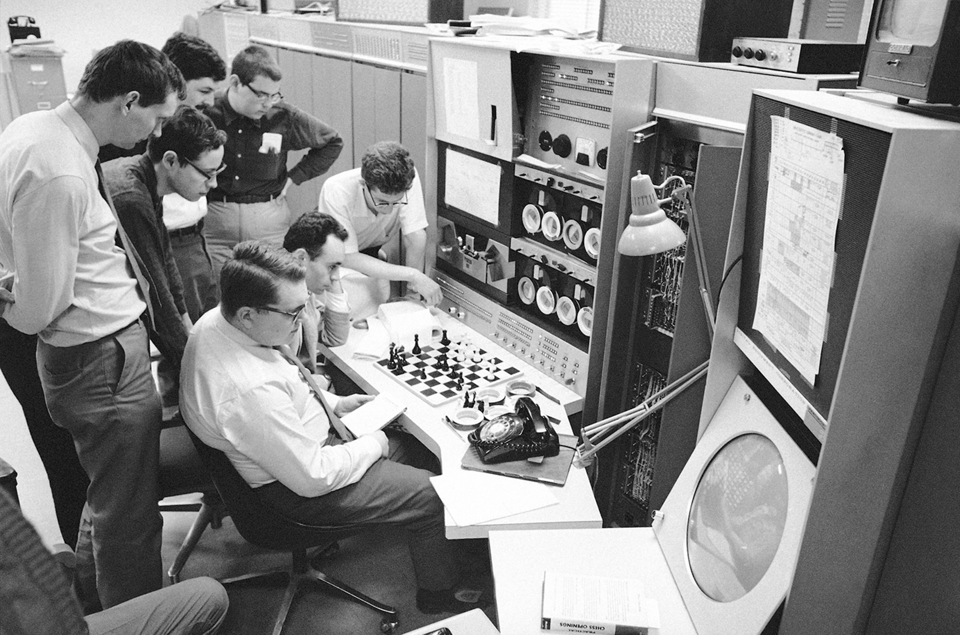 âRobert Qâ, una computadora programada para jugar al ajedrez, fue abatida en su primer competencia con un humano en el torneo mensual Boylston Chess Club en Boston el 21 de enero de 1967. El equipo estaba en el MIT en Cambridge, Massachusetts, mientras que Carl Wagner, Su oponente, hizo sus movimientos en el YMCU, varios kilÃ³metros de distancia en Boston. Los movimientos fueron retransmitidos en la computadora por teletipo.