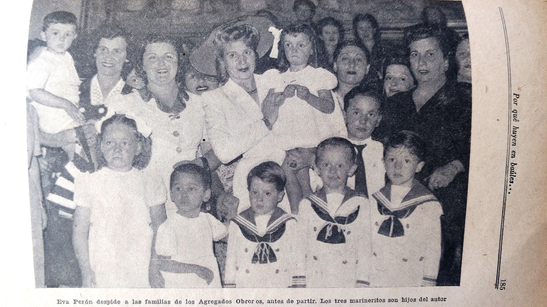 Vestidos de marineritos, los tres hijos de Conde Magdaleno posan junto a Evita