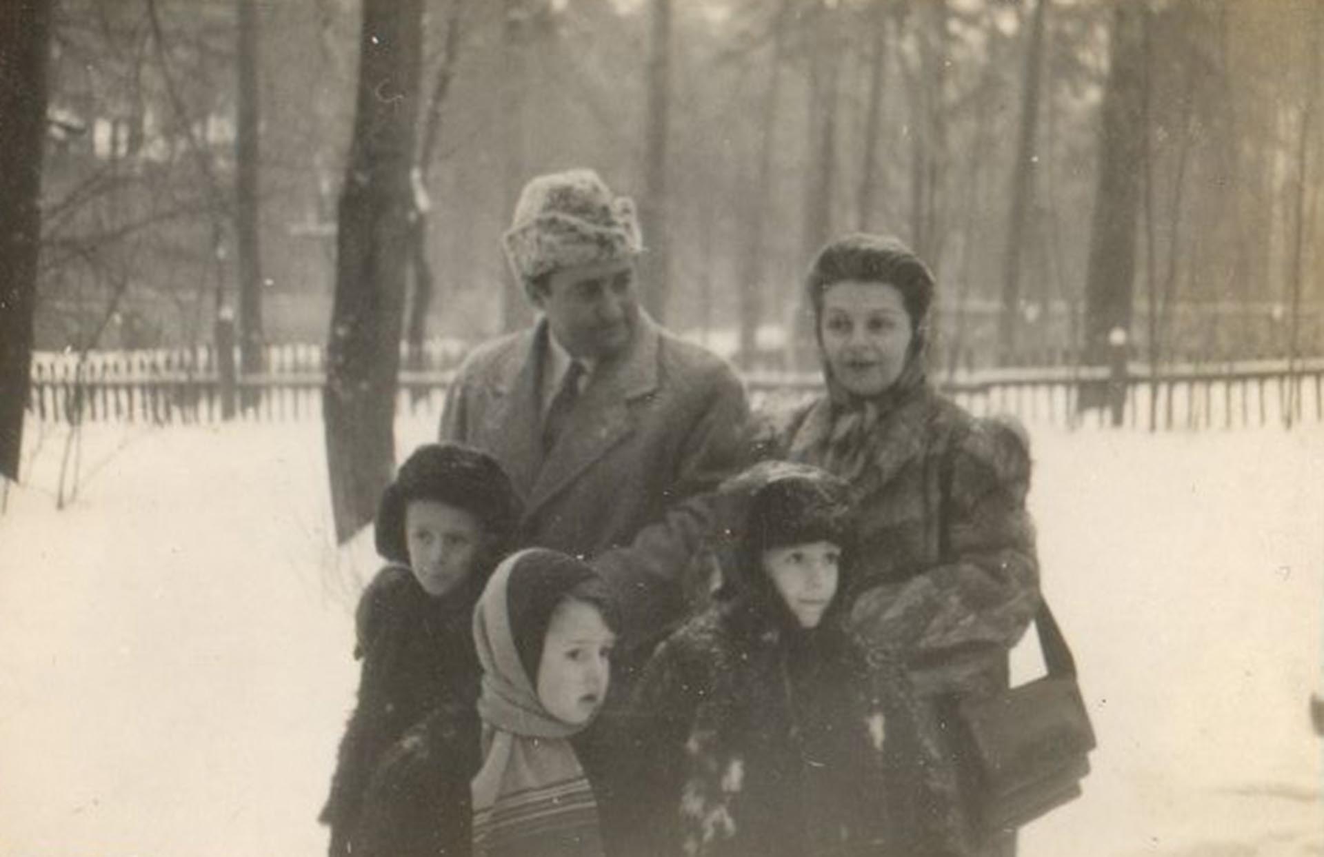 Pedro Conde Magdaleno, su esposa, Alicia Masini, y sus tres hijos
