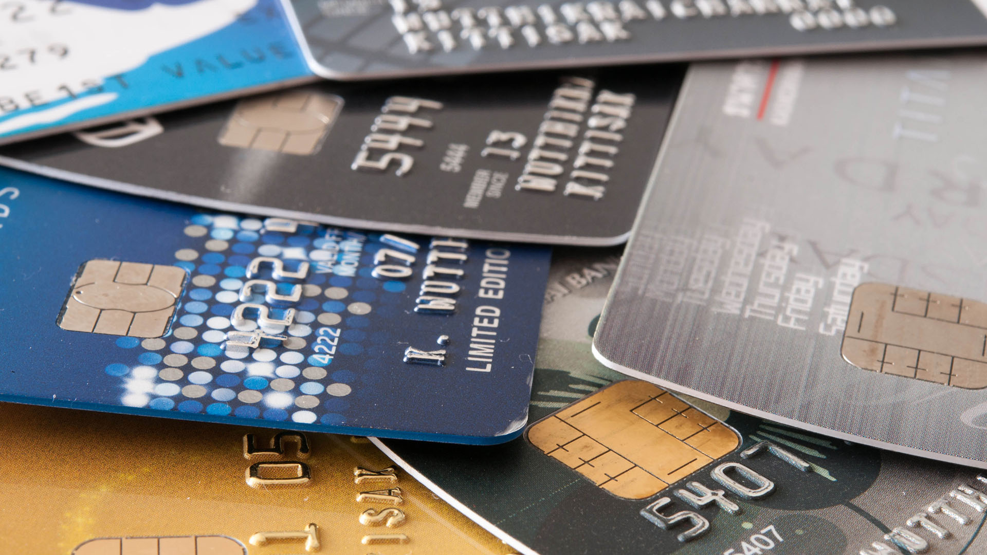Las tarjetas de débito y crédito fueron pioneras en sustituir el uso de efectivo (iStock)
