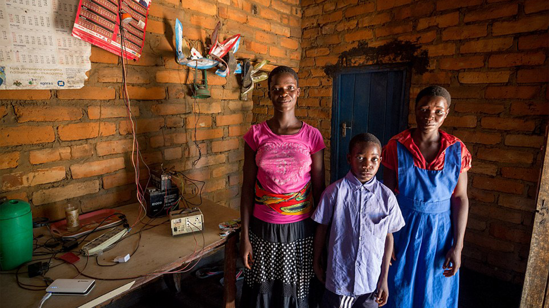 Las hermanas y el hermano de las gemelas en su casa en Kayembe