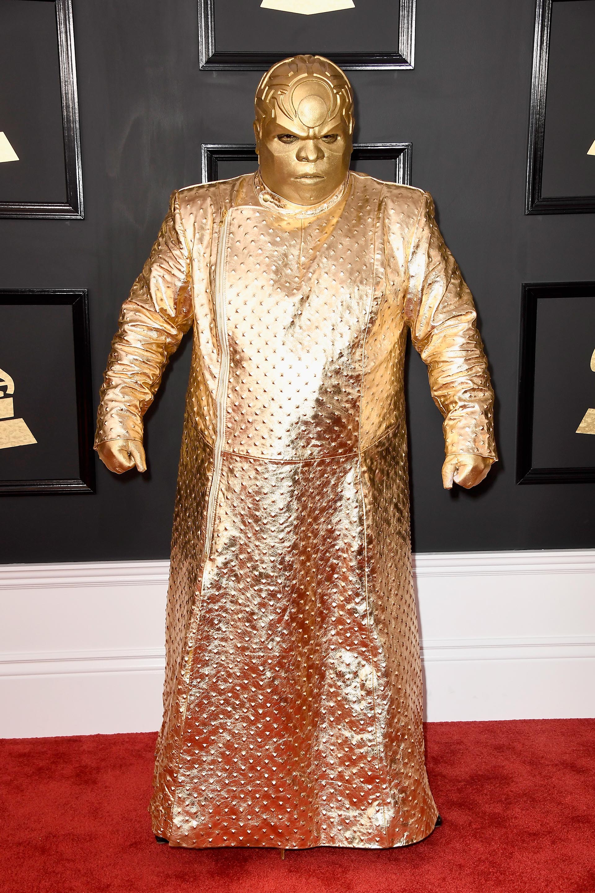 El cantante Gnarly Davidson, también en la edición del 2017, sorprendió con su look total gold. Una túnica dorada metalizada con una máscara y guantes