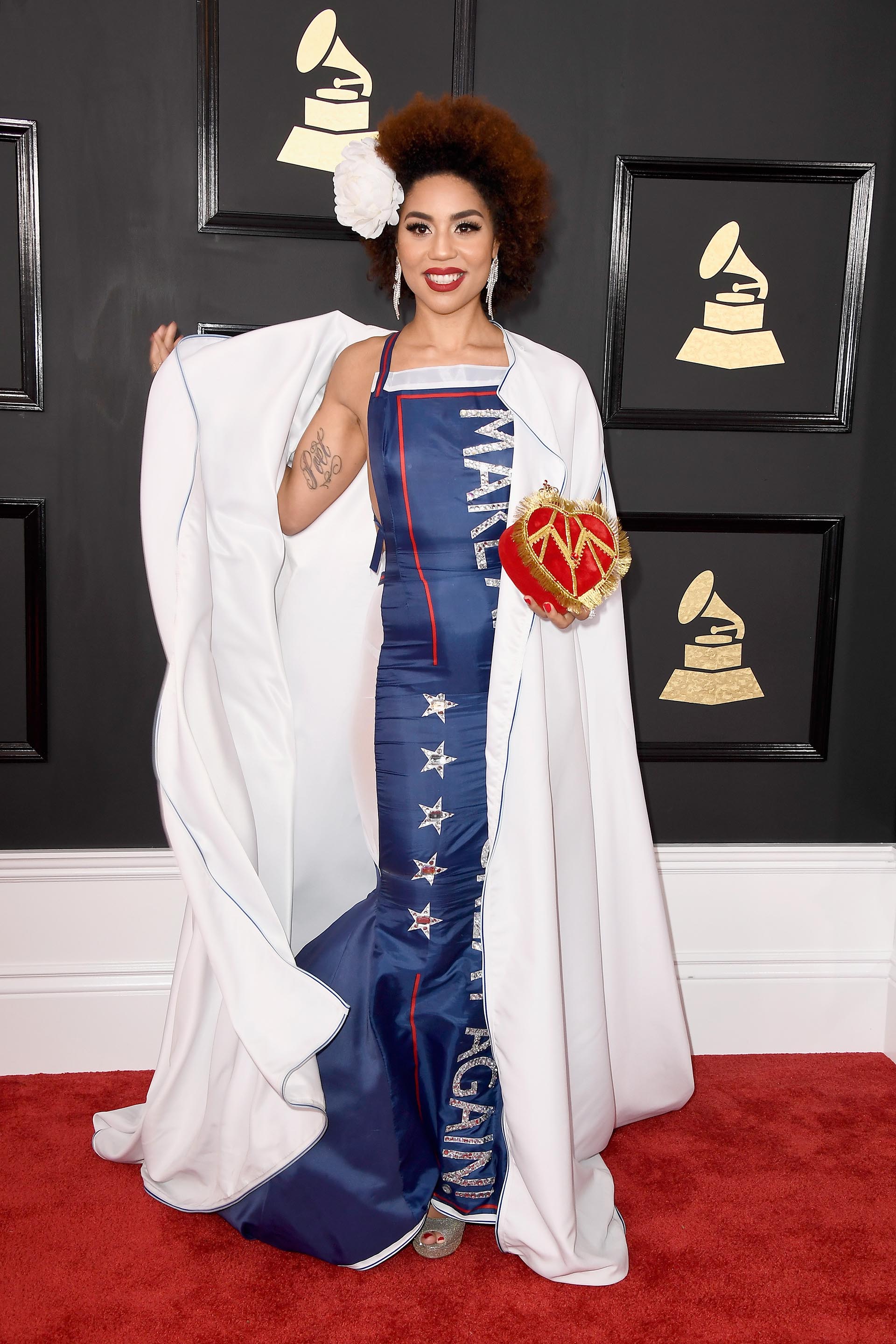 La cantante Joy Villa fue una de las más polémicas. Su vestido decía “Make America Great Again” y en la cola del vestido sirena se dejaba leer “TRUMP”