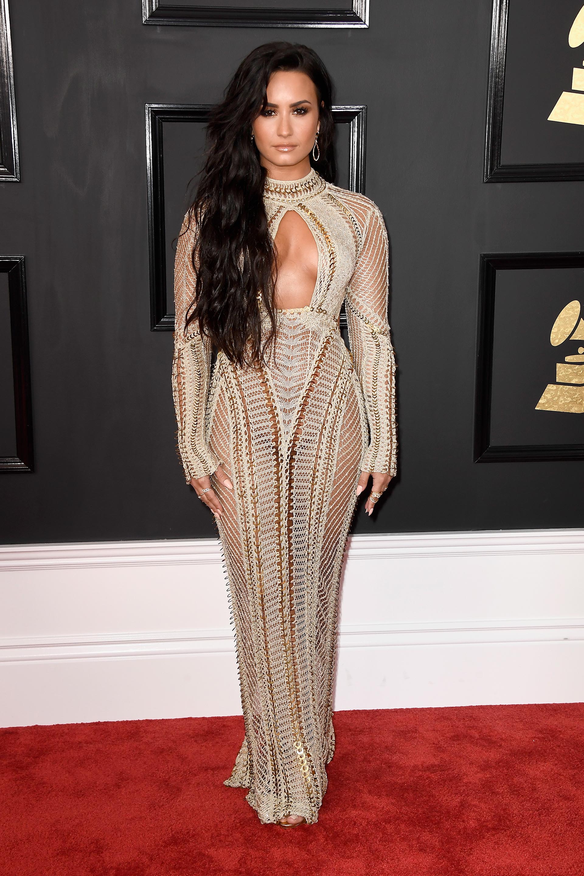 Demi Lovato lució vestido sirena de escote intrépido en un original diseño en tonos claros de Julien Macdonald. Calado y cuello cerrado, sus joyas fueron los mini anillos y aros gota