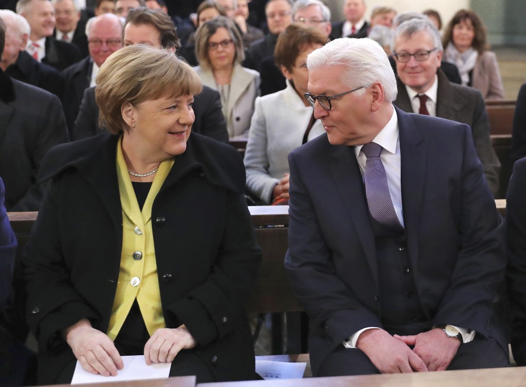 El presidente alemán, Frank-Walter Steinmeier y la canciller alemana Angela Merkel durante una misa en la catedral de St Hedwigs en Berlin. (dpa via AP)