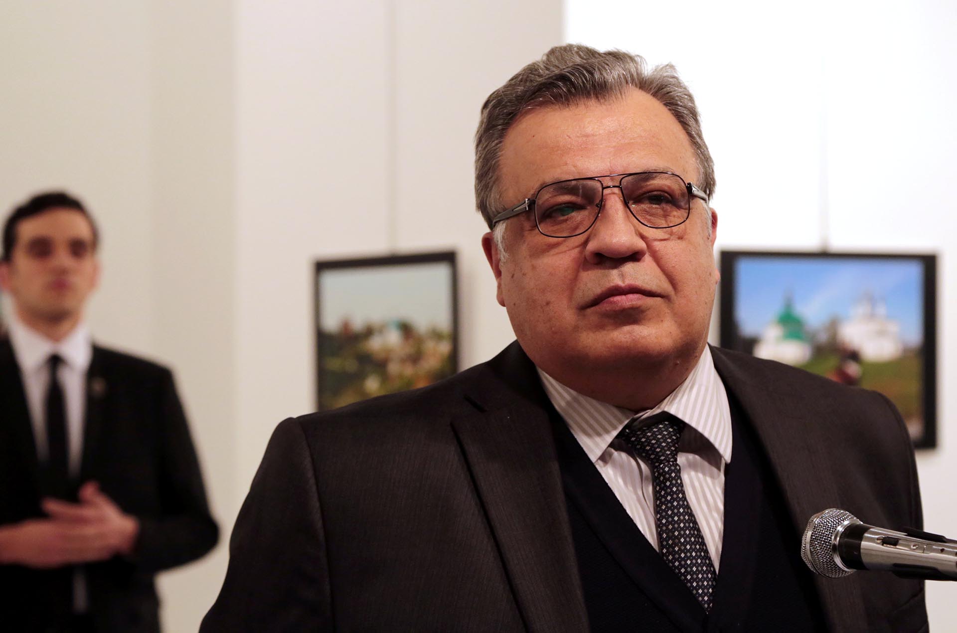Spot News, primer premio, historias. Burhan Ozbilici, The Associated Press – Un asesinato en Turquía. Andrei Karlov, el embajador ruso en Turquía, habla en una galería de arte antes de ser baleado por su custodio Mevlut Mert Altintas, a la izquierda, en Ankara, el 19 de diciembre de 2016