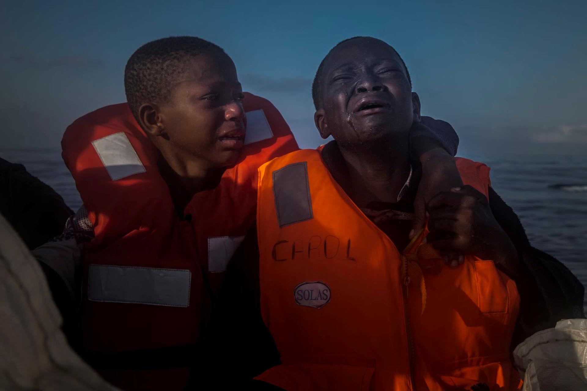 Noticias Generales, segundo premio. Un niño de 10 años y una niña de 11 lloran en un bote de inmigrantes luego de la muerte de su madre. Santi Palacios, REUTERS