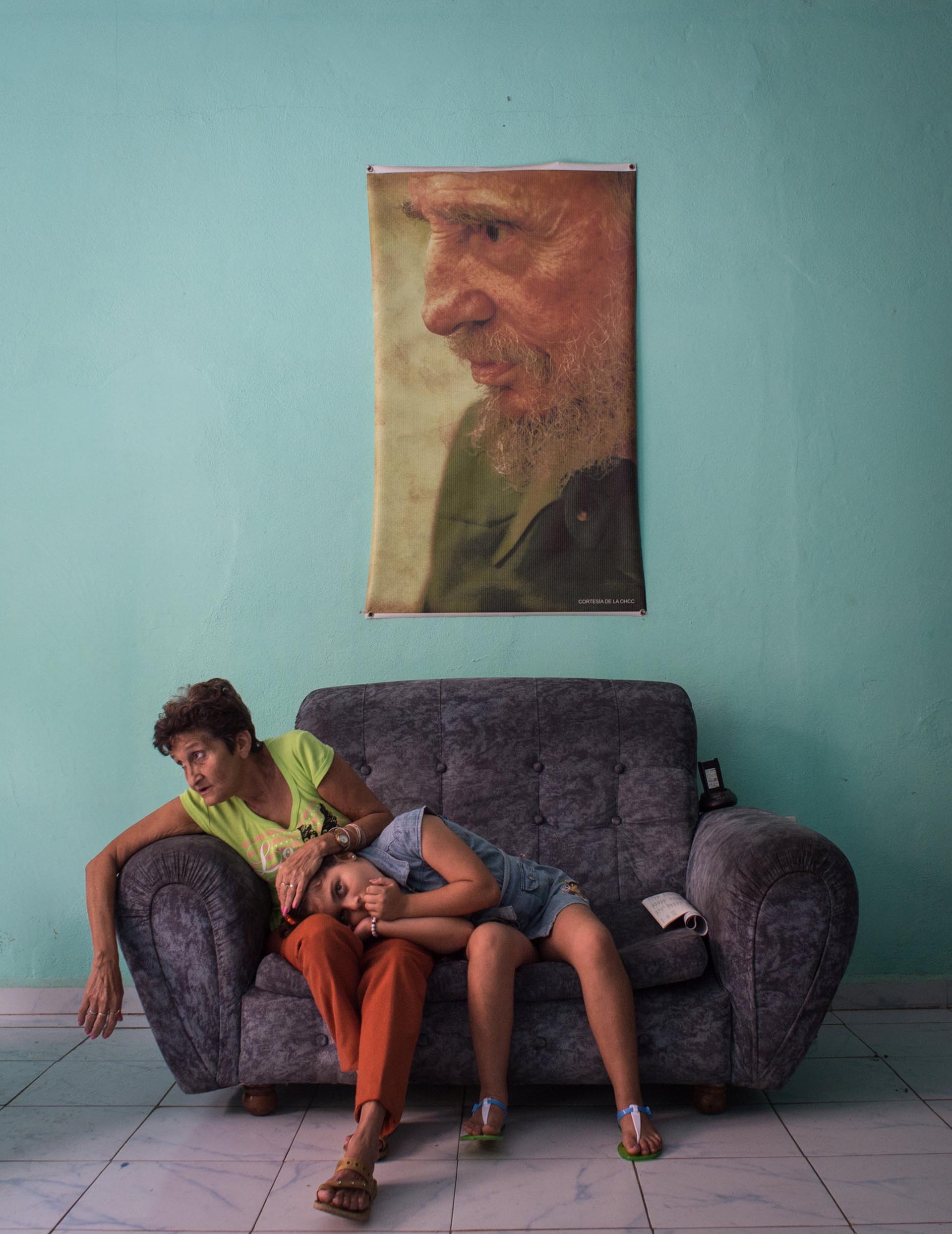 Gente, tercer premio. Una mujer acaricia la cabeza de una niña en un sofá en una estación de policía en Camaguey, Cuba. Kristina Kormilitsyna, Kommersan