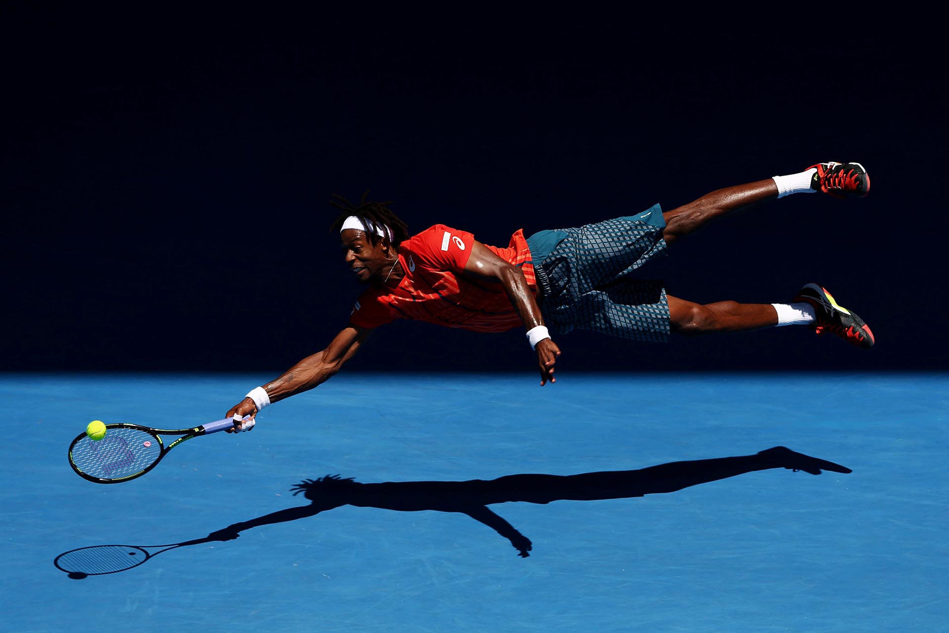 Gael Monfils, de Francia, se lanza para alcanzar una bola en el Abierto de Australia. Cameron Spencer, Getty Images