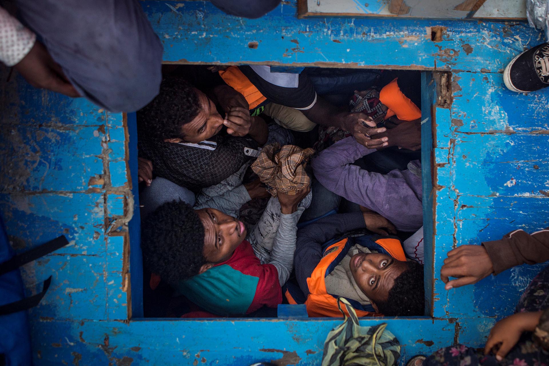 Spot News, tercer premio. Migrantes eritreos amontonados en el hueco de un bote de madera que transportaba 540 hombres, mujeres y niños. Mathieu Willcocks/MOAS.eu