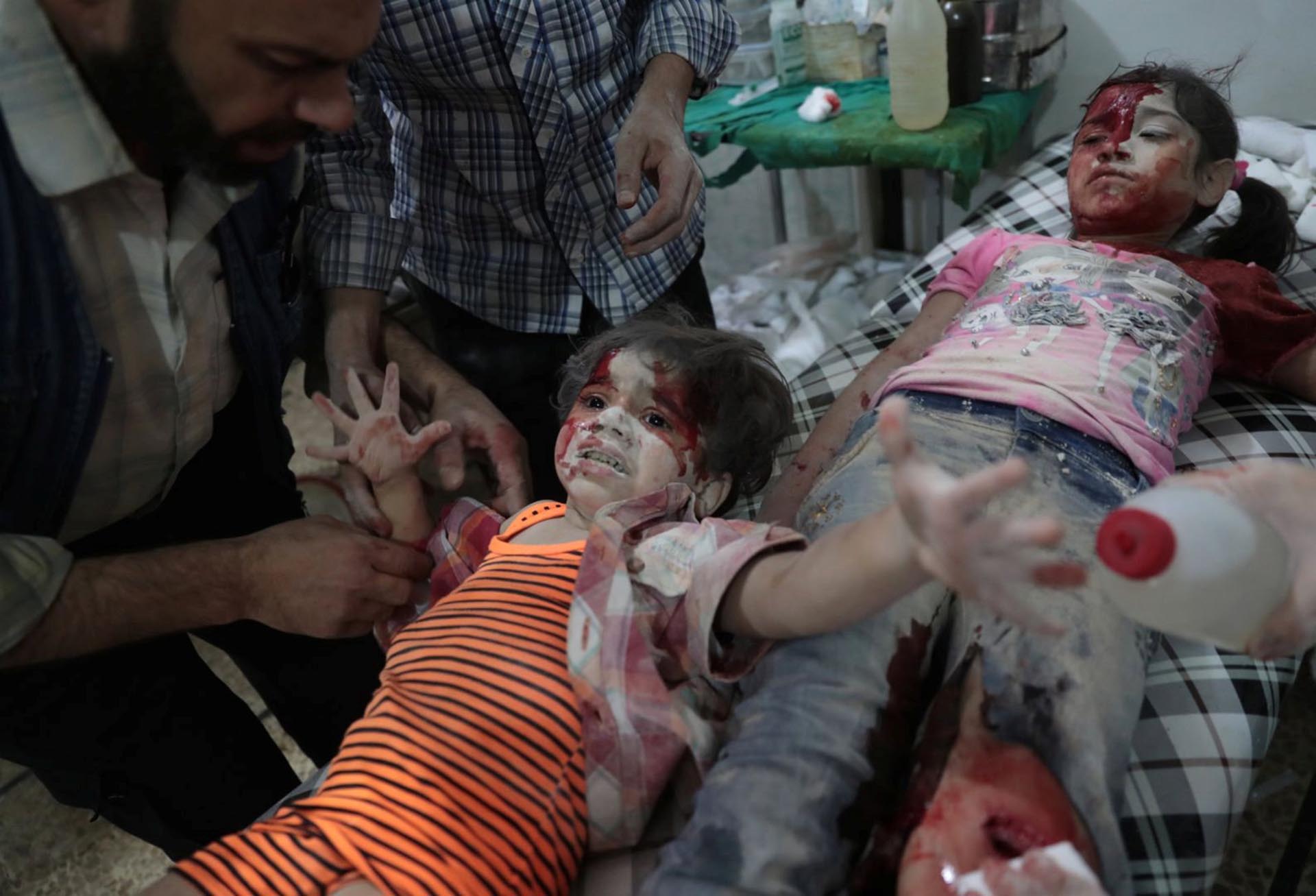 Spot News, segundo premio. Dos niñas son atendidas luego de un ataque con bombas del gobierno sirio a la región rebelde de Douma, al este de Damasco. Abd Doumany, Agence France Presse