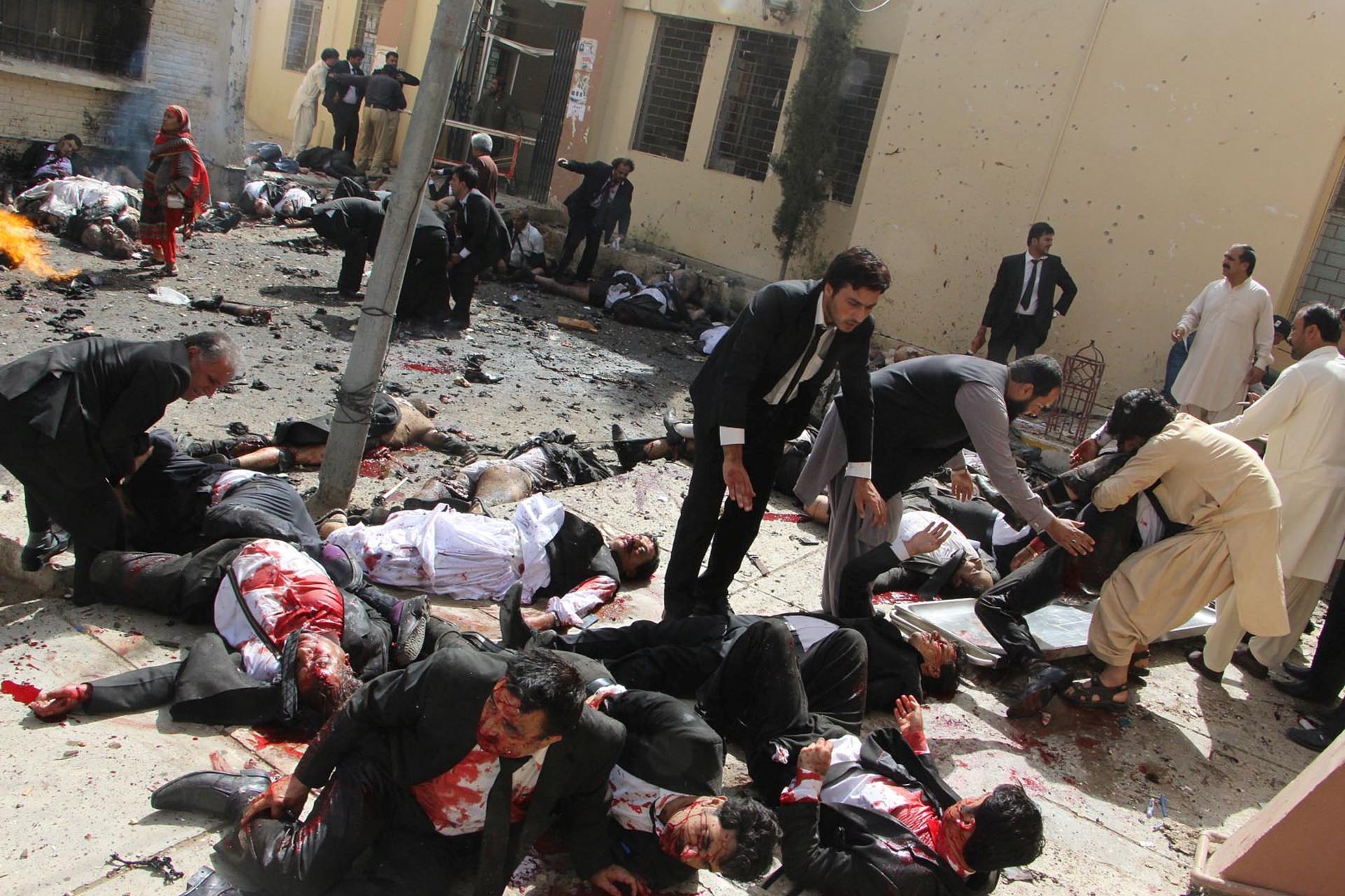 Spot News, primer premio. Abogados ayudan a su colegas luego de que un suicida se hiciera detonar en el hospital pakistaní de Quetta, capital de la violenta provincia de Baluchistán. La bomba explotó mientras más de 100 personas, principalmente abogados y periodistas, se agolpaban en la zona de urgencias para acompañar el cuerpo de Bilal Anwar Kasi, un prominente abogado que fue asesinado a tiros. Jamal Taraqai, European Pressphoto Agency