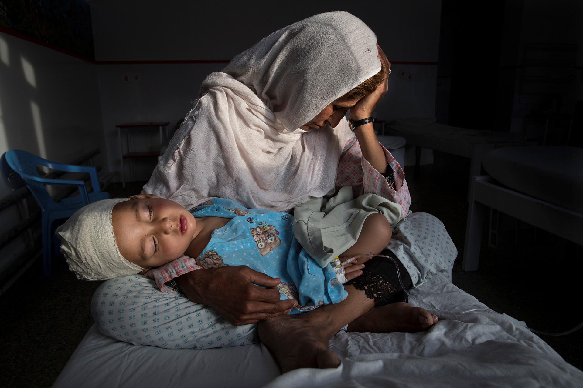 Vida Cotidiana, primer premio. En el hospital, Najiba carga a su sobrino de dos años, Shabir, herido por una bomba. Paula Bronstein, para Time Lightbox / Pulitzer Center For Crisis Reporting