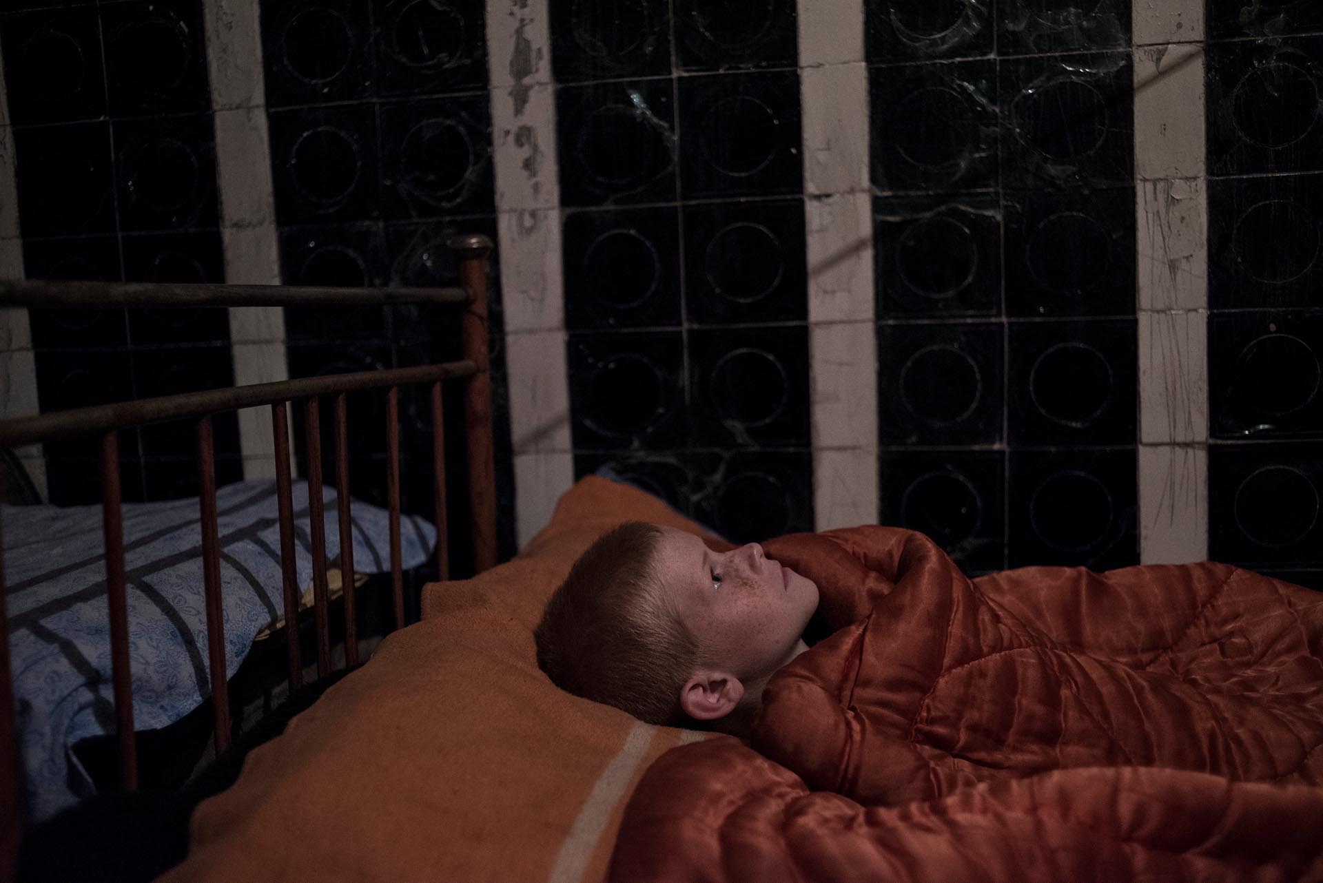 Proyectos a Largo Plazo, primer premio. Un niño duerme en el sótano de una escuela destruida. Valery Melnikov, Rossiya Segodnya