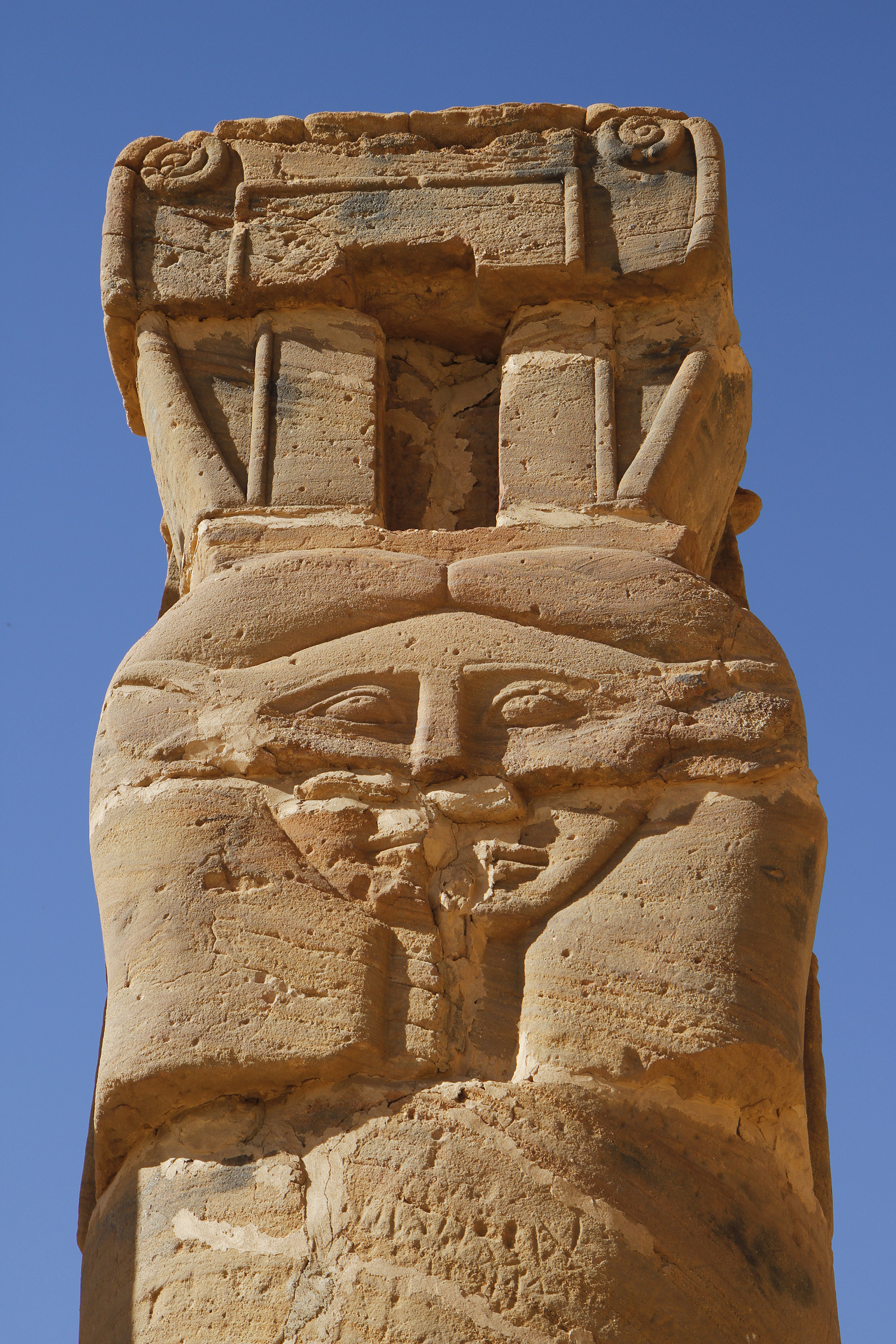 Un monumento en la pequeña montaña de Jebel Barkal usada como templo sagrado, en el sur del río Nilo