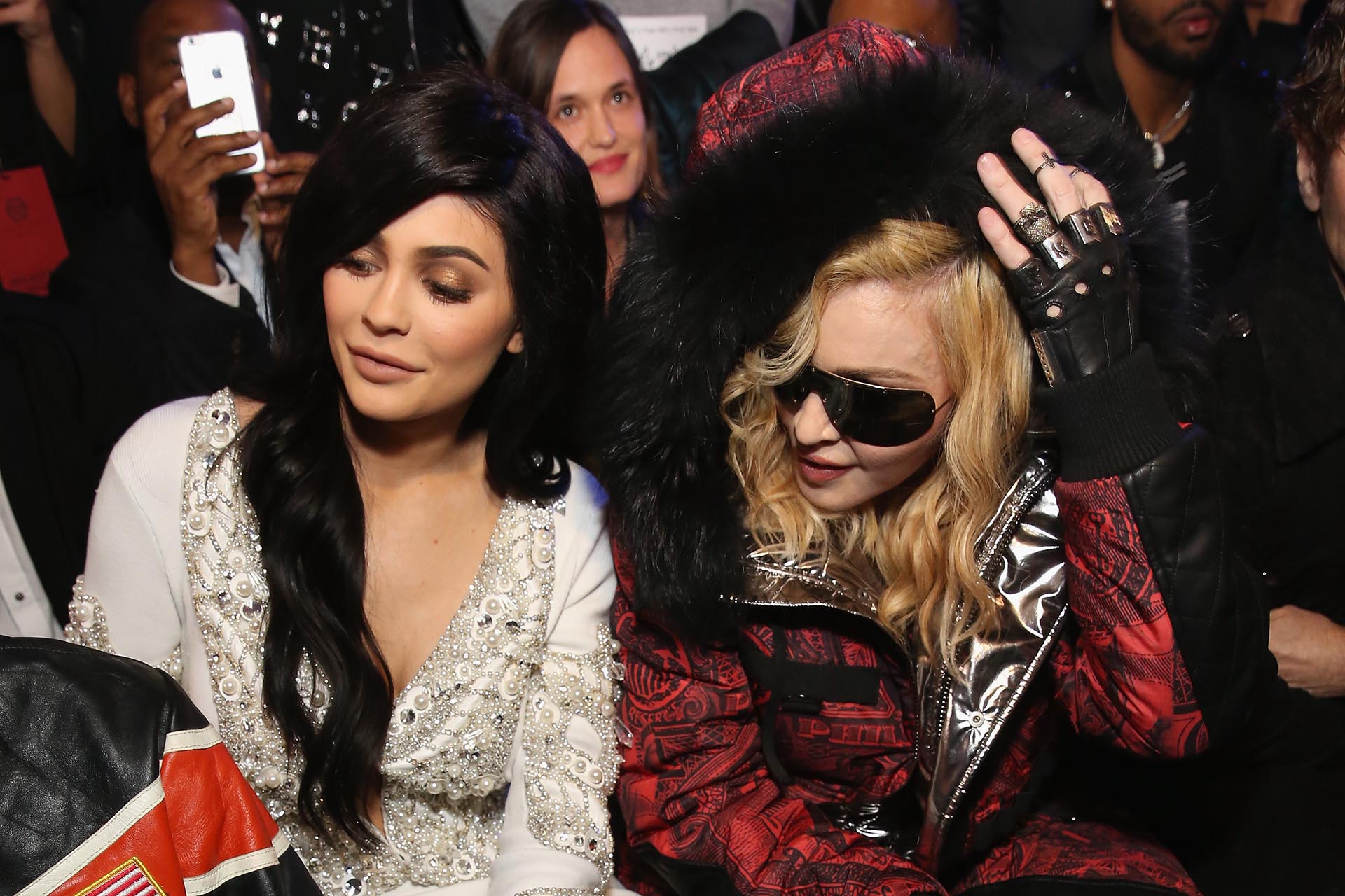 Kylie Jenner con un vestido bordado con piedras y perlas junto a Madonna y su extravagante look