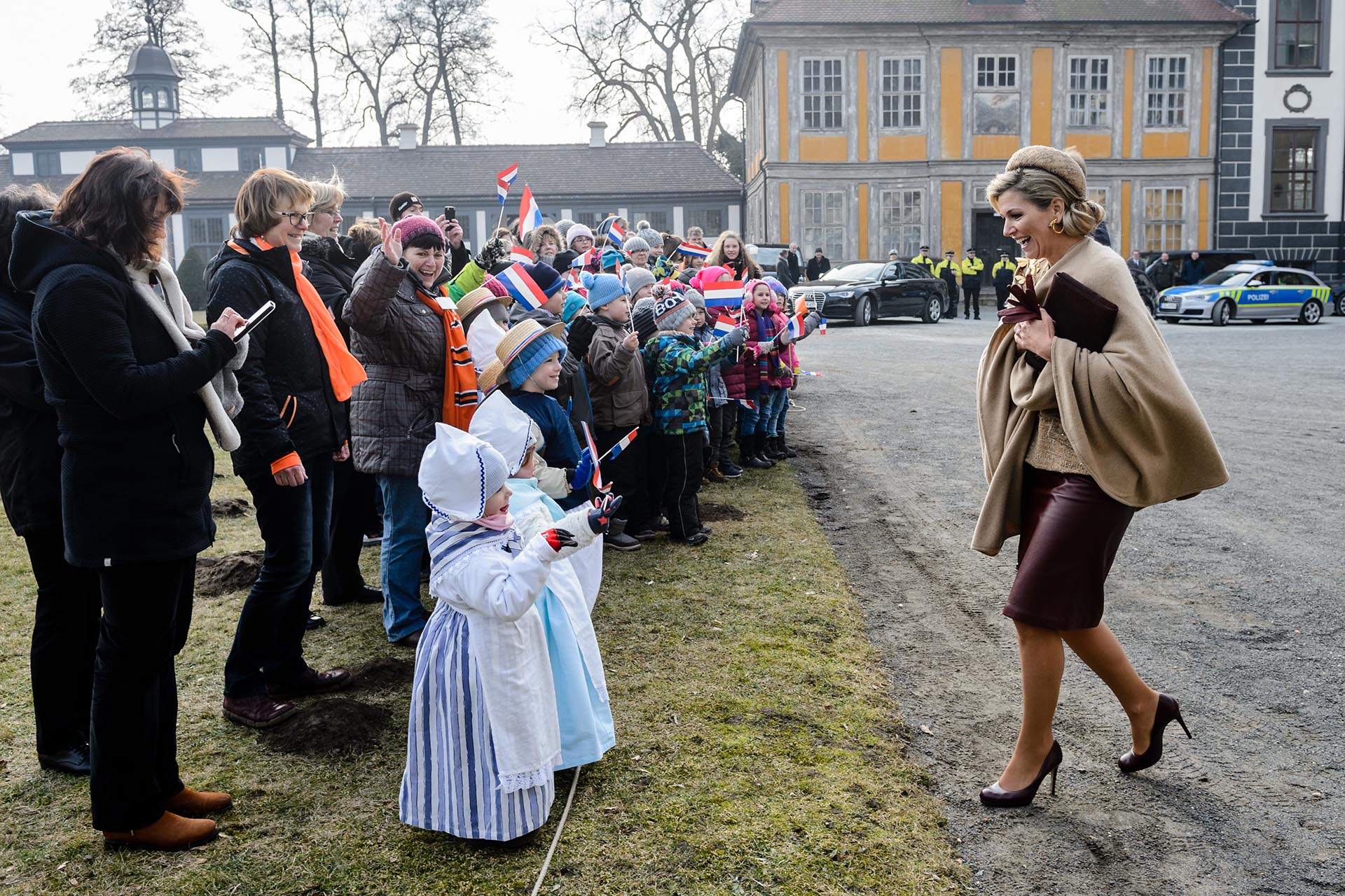 Antes de partir al próximo destino, la reina se acercó a saludar y a conversar con los niños que la esperaron con banderas /// Fotos: Getty Images