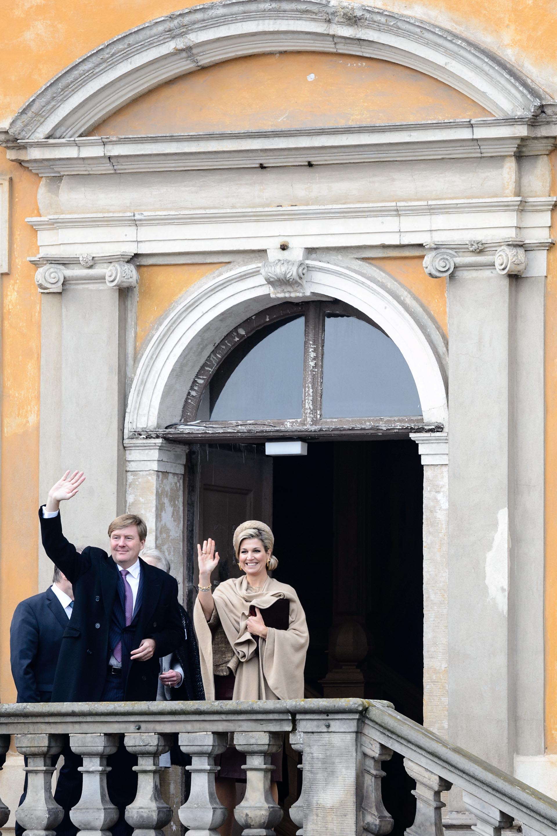 La reina se protegió del frío con una capa, uno de sus abrigos favoritos que resaltan su elegancia