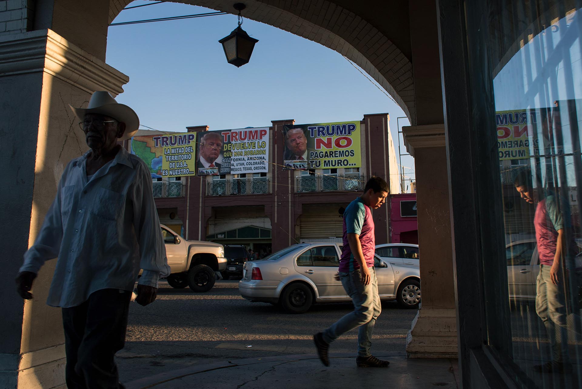 Banners contra el presidente Trump cuelgan del  Hotel Migrante en Mexicali