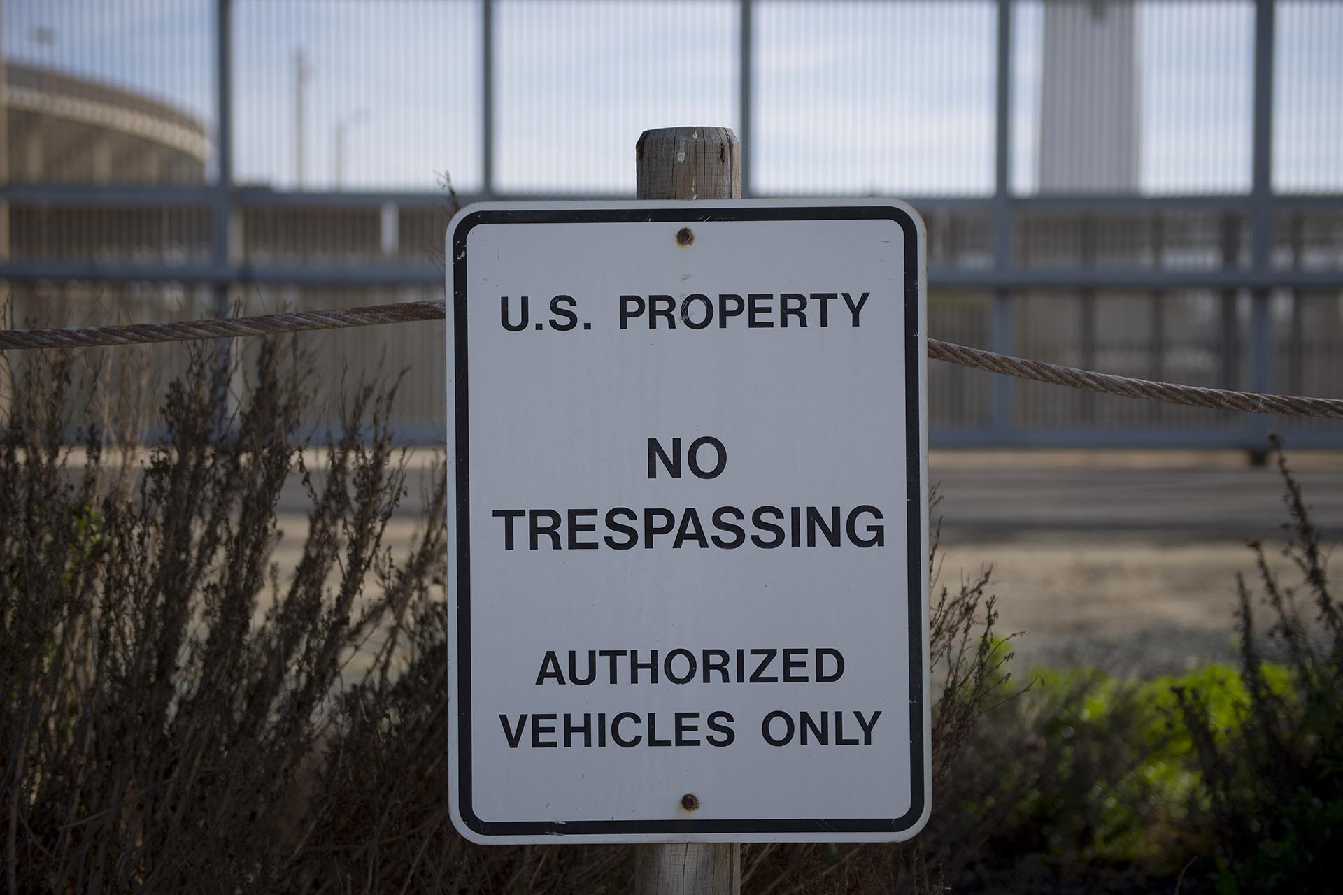 Una señal que indica “prohibido pasar”   cerca de la frontera con México en el parque estatal de San Diego, California