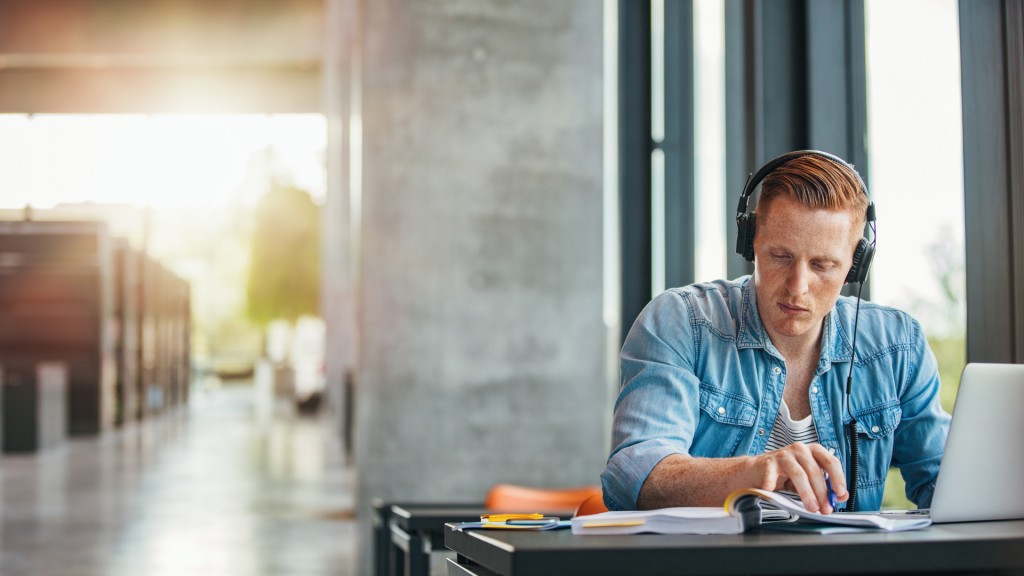 En la web hay muchos sitios que presentan videos y audios de distintas temáticas de estudio (iStock)